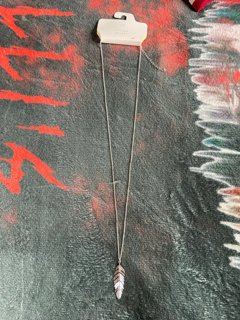 🏷️ BNWT Lauren Conrad 32” Silver Feather Pendant Necklace